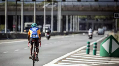 Ciclistas rodando sobre autovía 9 rosario córdoba