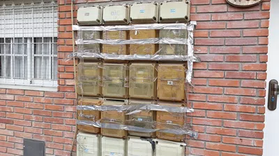 Calle rota y medidores sin tapa