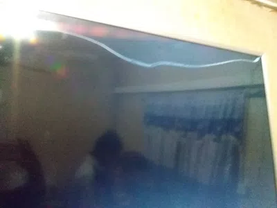 Golpearon un televisor al colocarlo en la caja para guardarlo