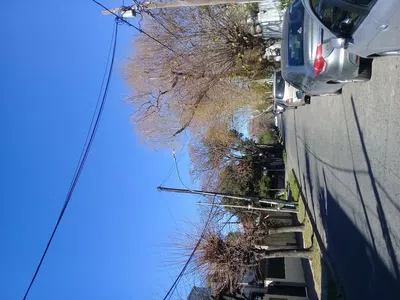 Columna y poste de luz inclinados
