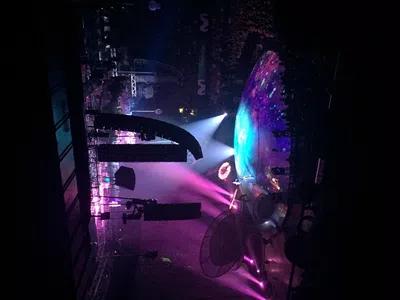 Parlantes colgantes obstruían la visión del show