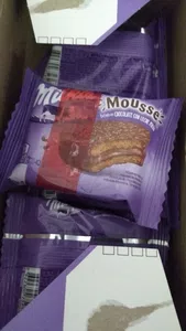 Alfajor mousse con una cinta de fábrica