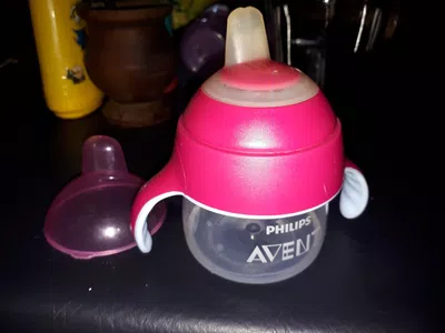 Vasito "antiderrame" pierde y la boquilla blanda se puso de un color amarillo h!