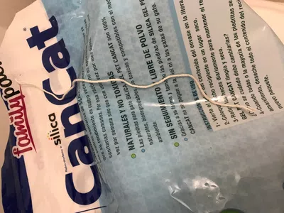 Piedras sanitarias para gatos con cuerdas adentro