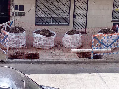 Obstruccion de cañeria cloacal en la calle impide el desagote de la casa