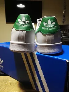 Zapatillas distintas en la orma siendo el mismo talle para hombre. terrible