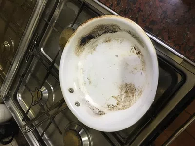 Sartén de cerámica blanca todo manchado