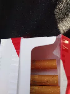 Pelo de .... en el atado de cigarrillos