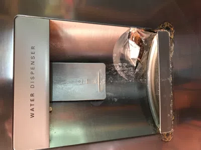 Dispenser de agua oxidado
