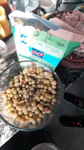 Un bicho adentro de una caja de arvejas