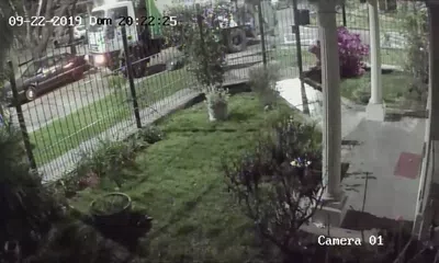 Camion dobla subido a la vereda rompiendola