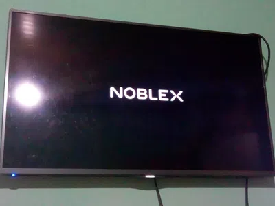 Mi tele prende y se queda tildado en noblex