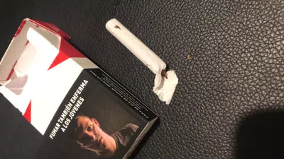 Un cigarrillo de un atado vino roto y sin colilla