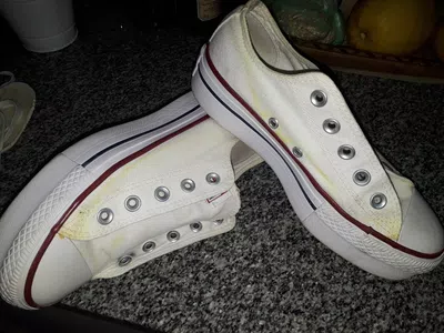 Las zapatillas blancas en el primer lavado quedaron amarillas