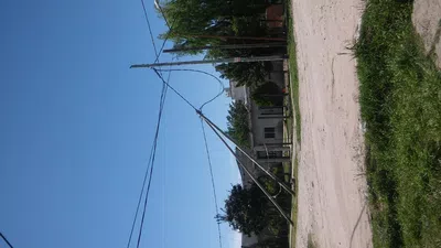 Palos de media tension tumbados sobre una casa