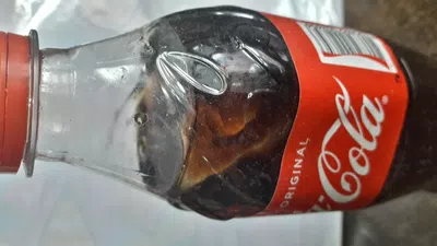 Compre una   gaseosa y   tenía   un   papel  detro