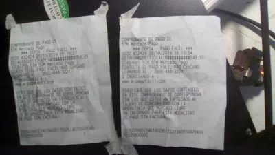 La persona que atiende me cobran una tarifa extra que no figura en el comprobant