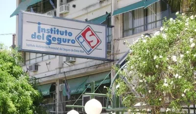 Que  cese el débito en tarjeta  visa y la aseguradora reintegre el importe debit