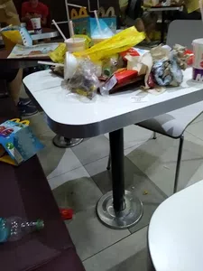 Suciedad en las mesas // falta de higiene