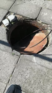Faltante de tapa metalica redonda en el medio de la vereda. accidente seguro