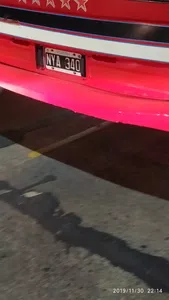 El conductor conducía a alta velocidad; frenaba bruscamente