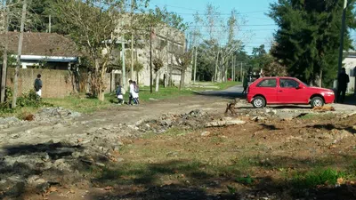 Asfalto, iluminación pública y cloacas