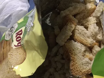 Paquete con tostadas rotas