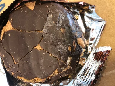 Compre un alfajor valente con hongos