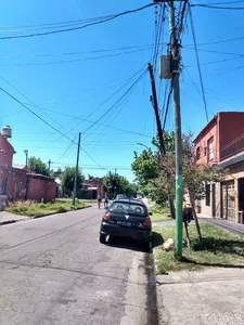 Poste roto de movistar golpea cables de 220 voltios y hay peligro de vida