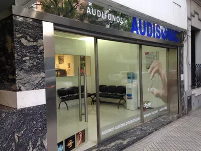 Un telefono y una direccion del proveedor o servicio tecnico de pami para audifo