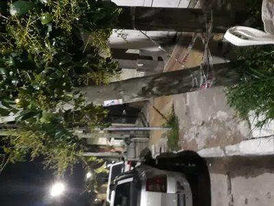 Poste volcado y por caer
