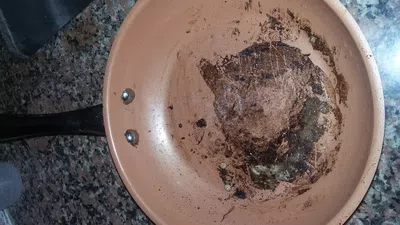 Las sartenes eternity luxe de cobre pegan la comida. un desastre