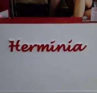 Herminia Store ESTAFADA: Par de zapatillas despegadas a los costados.